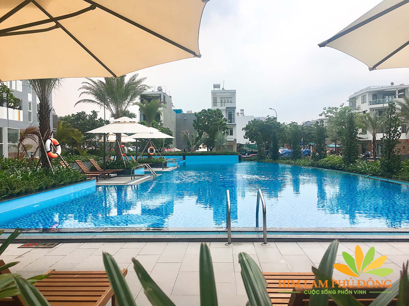 Hồ bơi tràn bờ xanh mát tại Him Lam Phú Đông