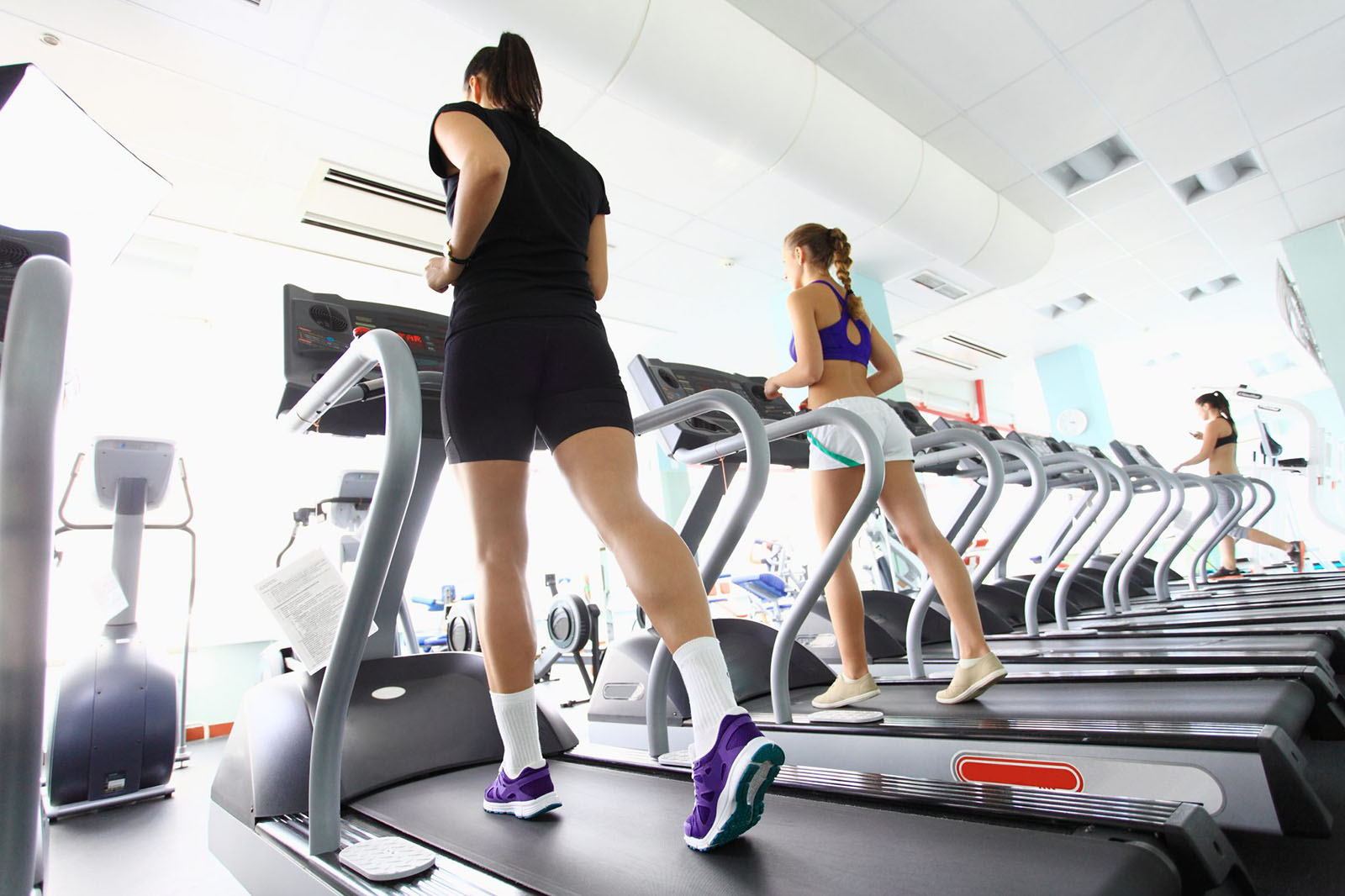 Rèn luyện sức khỏe tại phòng gym hiện đại