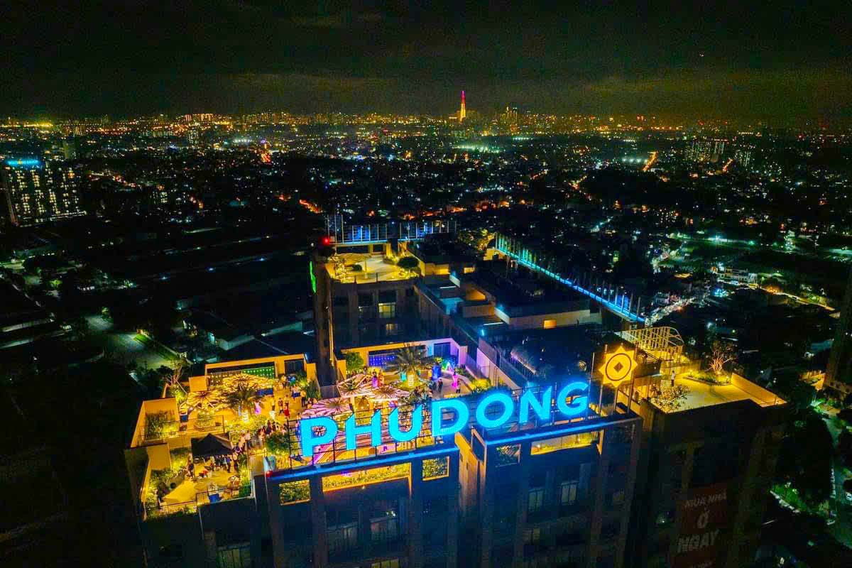 Sân thượng Phú Đông Sky Garden lên đèn ban đêm