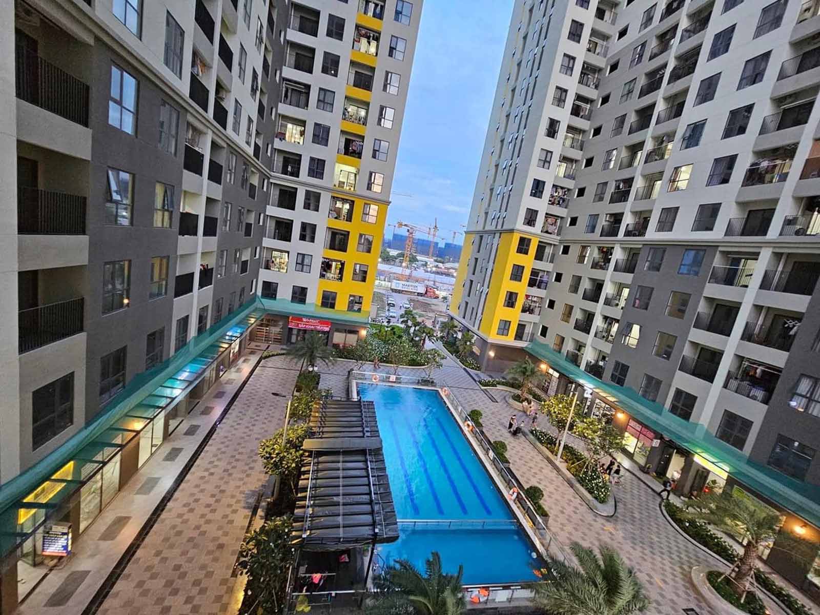 Khu hồ bơi Bcons Plaza hiện đại và an toàn cho trẻ em