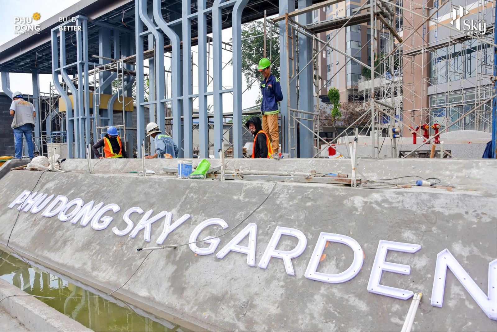 Hình ảnh cổng chính phú đông sky garden